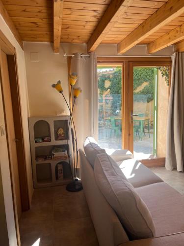 a living room with a white couch and a tv at La Alcoba de los Cuentos in Urueña