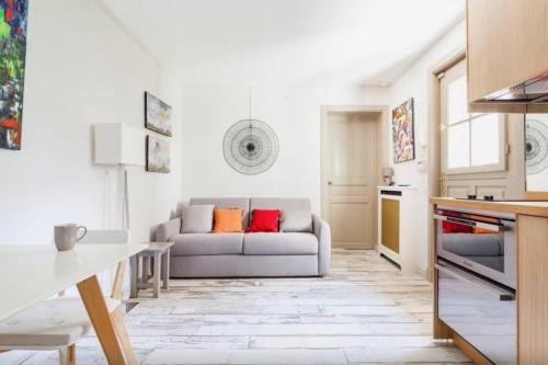 un salon avec un canapé et une table dans l'établissement 1 Square du Docteur Blanche - Paris 16, à Paris