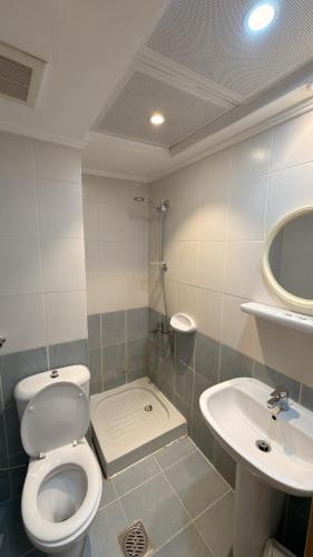 a bathroom with a toilet and a sink at براديس لاند نبراس الهدئ in Mecca