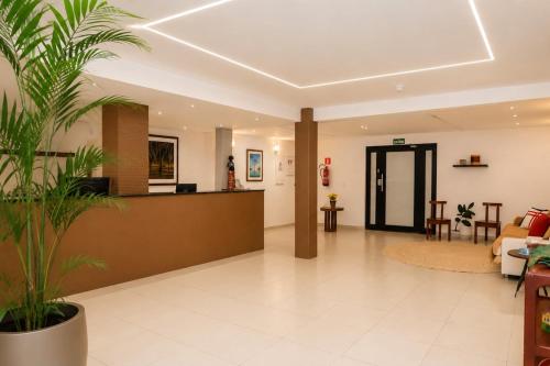 a lobby of a hospital with a waiting room at Pousada Mangaba Sergipe in Aracaju
