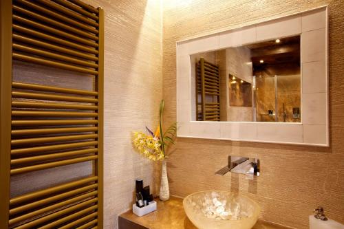 a bathroom with a sink and a mirror at B&B Il Parco in Monterosso al Mare