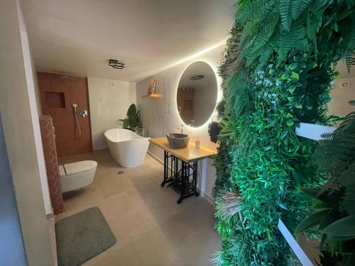 Calheta Suite Jardim - Adults-only suite with a freestanding bathtub and garden view