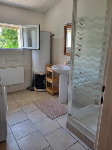 a bathroom with a shower and a sink at Le Refuge du Phare in Saint-Vivien-de-Médoc