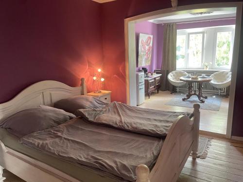 a bedroom with a bed and a table in a room at Gemütlicher Oase mit eigenen Bad in Zentrale, jedoch ruhige Lage in Mönchengladbach