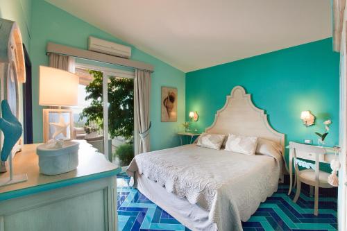 una camera con letto, tavolo e scrivania di Villa Rita Apartments a Massa Lubrense