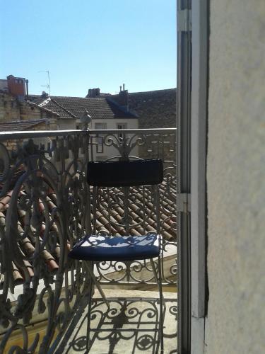 une chaise assise sur un balcon avec vue dans l'établissement Les 7 balcons, Comédie-Corum-Gare, Parking, Spacieux Lumineux Haussmannien, à Montpellier