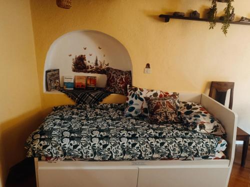 a bedroom with a bed with an arched ceiling at Lo Chalet del Borgo in Rivisondoli