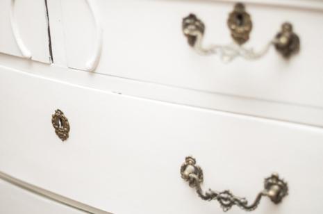 a white drawer with silver knobs on a white dresser at Olmitos 3, Casa-Palacio Real Piedad in Cehegín