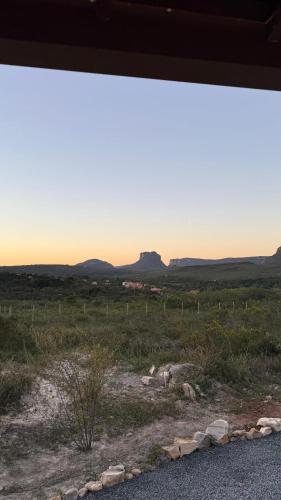 Blick auf ein Feld mit Bergen in der Ferne in der Unterkunft Chalé CauMô in Palmeiras
