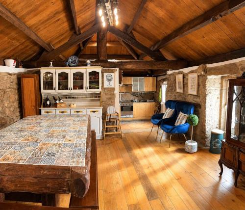 a kitchen with a table and chairs in a room at New Riyork Sweet Home in Geres