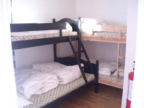 ロルダルにあるRøldal Overnattingの二段ベッド2組が備わる客室です。