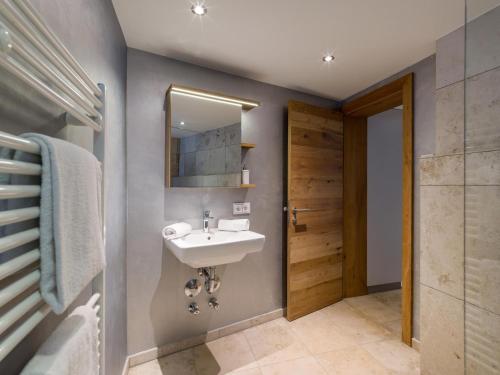 a bathroom with a sink and a mirror at Studio mit Lounge in Kirchberg in Tirol