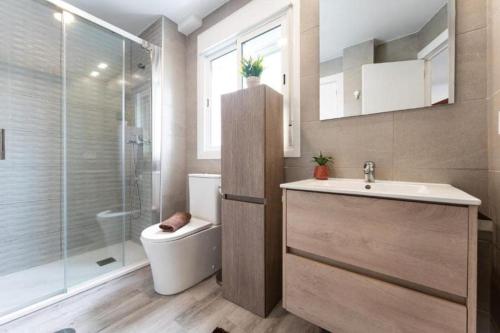 CG944 - Renovated Apartment with City Views, AC and Lift - Free Street Parking