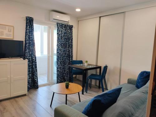 CG944 - Renovated Apartment with City Views, AC and Lift - Free Street Parking