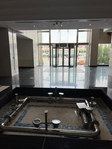 a room with a bathtub in the middle of a building at فندق قصر الكادي in An Nikāshah