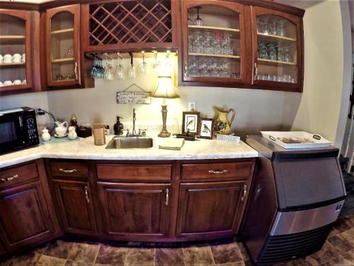 A kitchen or kitchenette at Bradford House Bed and Breakfast