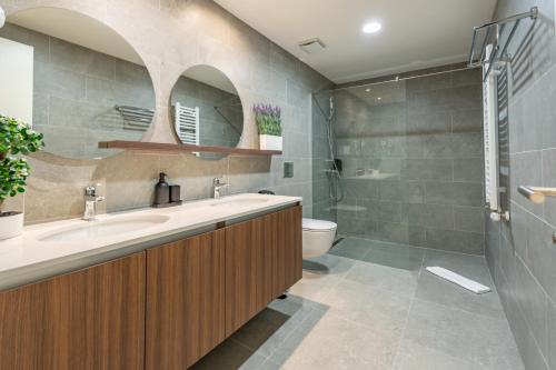a bathroom with a sink and a toilet at Hotel Eterna Hill Rooftop in Sajmište