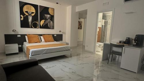 un dormitorio con cama y una sala de estar en Ma Gra Ví, en Terrasini