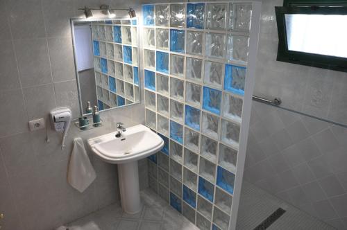 a bathroom with a sink and a mirror at La Casita de Mari Carmen in Mala
