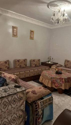 a living room with two beds and a sink at Superbé appartement bien équipé, situé à environ 300 Mètres de la plage Martil in Martil