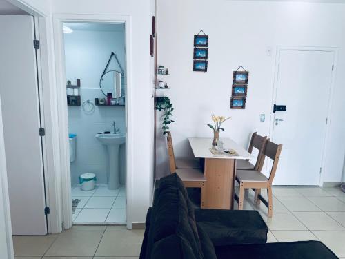 a kitchen and dining room with a table and chairs at Apto frente o mar com 3 piscinas Wi-Fi gratuito aceito pet in Mongaguá