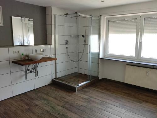 ein Badezimmer mit Dusche und Waschbecken in der Unterkunft Welschbach in Illingen