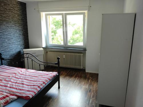 ein Schlafzimmer mit einem Bett und einem Fenster in der Unterkunft Welschbach in Illingen