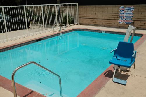 ein blauer Stuhl in einem Schwimmbecken in der Unterkunft Mountain Inn in Ontario