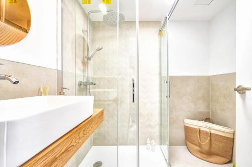 a bathroom with a shower and a sink at Casa Arizona Central Duplex Puerto Rico GC in Mogán