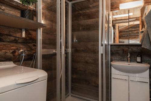 a bathroom with a shower and a sink at Holiday Home Ruka Etelärinne 10 B in Ruka