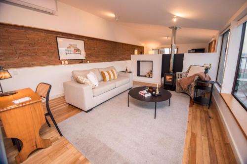 a living room with a couch and a table at Departamento San Enrique in Valparaíso