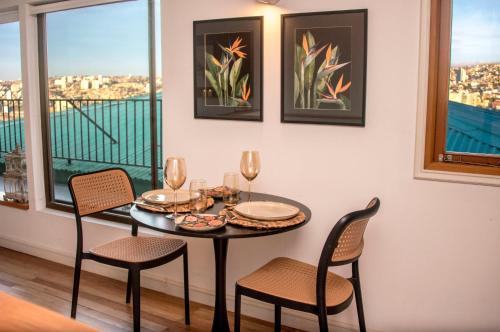 a dining room with a table and chairs and a window at Departamento San Enrique in Valparaíso