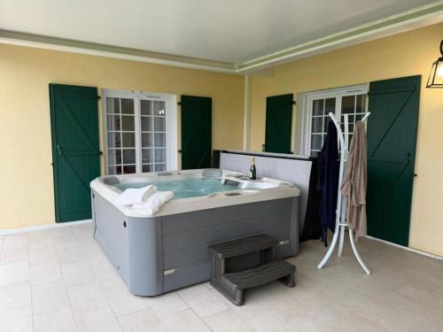 a large bathroom with a tub and a sink at Petit gîte du nouguès in Garrey