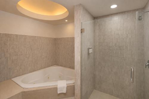 Et badeværelse på Holiday Inn Monclova by IHG