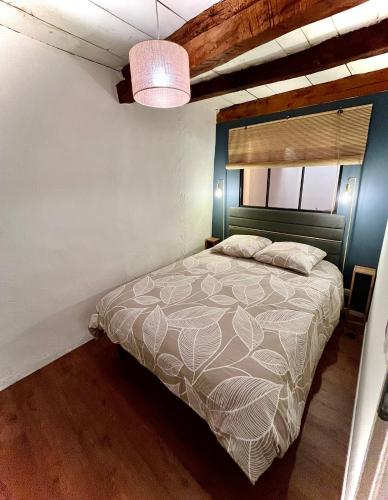 a bedroom with a bed in a room at Suite Église in Veynes