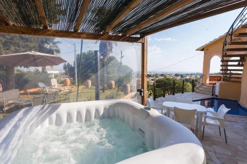 Villa Margarita Dénia con vistas al mar, piscina privada y jacuzzi