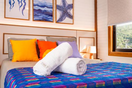 a room with a bed with towels on it at Morada dos Butiás in Imbituba