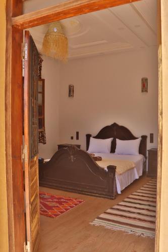 a bedroom with a large bed in a room at Dar TOUFTEN in Agouni