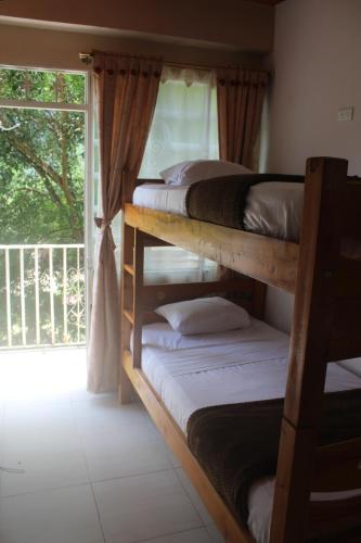 a room with four bunk beds and a window at Finca Campestre el Paraíso Resort Hotel en Mesitas in El Colegio