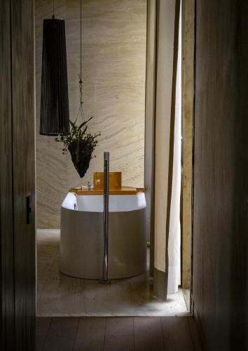 a bathroom with a tub in a room at Hotel Bo in San Cristóbal de Las Casas