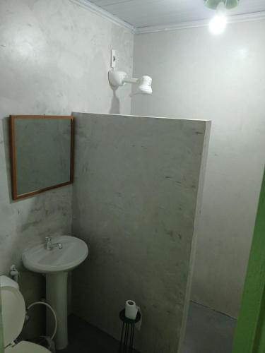 a bathroom with a sink and a mirror at Pousada e Chocolateria Muito Mais in Itaparica