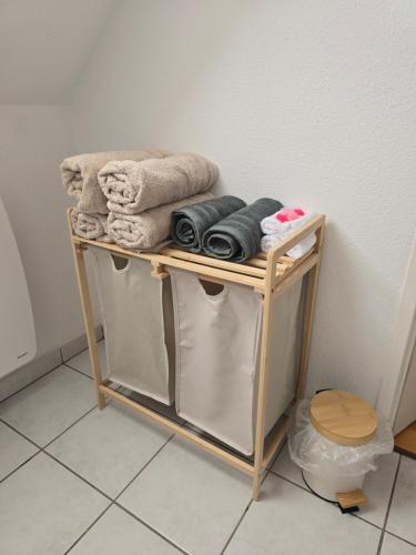 a shelf with towels and towels on it in a room at Charmante maison Marnaise in Vauclerc