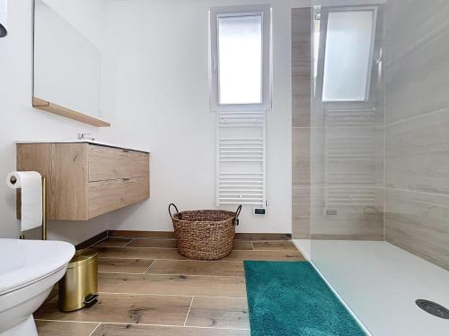a bathroom with a tub and a toilet and a sink at Le Cosy Garibaldi in Sotteville-lès-Rouen