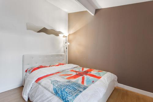 トゥールーズにあるNouvel Oasis Toulouse Saint Cyprienのベッドルーム(ベッド1台、ランプ付)