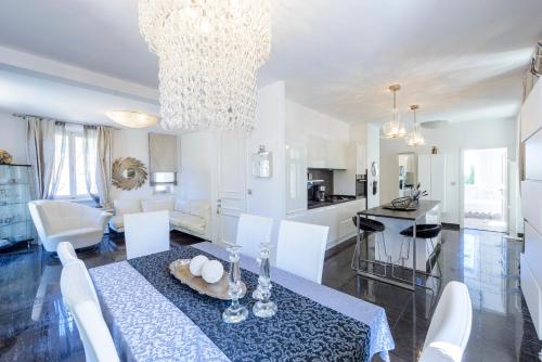 comedor y sala de estar con mesa y sillas en Holiday Home Villa Rosemary, en Dubrovnik
