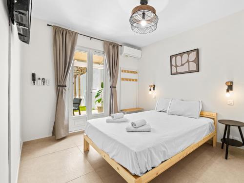 7 min walk to the sea, Free parking, 3 AC, Garden