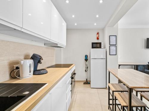 7 min walk to the sea, Free parking, 3 AC, Garden