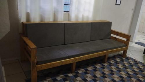 a wooden bench sitting on top of a rug at Casa cantinho da Rubi in Atibaia