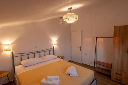 a bedroom with a bed with two towels on it at Casa del mare in Pyrgos