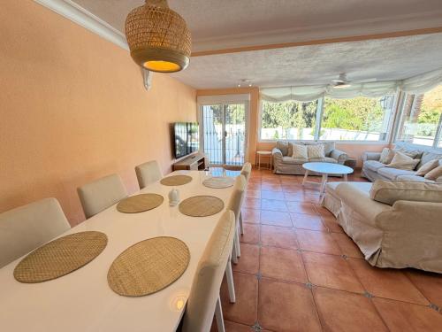 Camelia Beach House Pool, BBQ and Beach